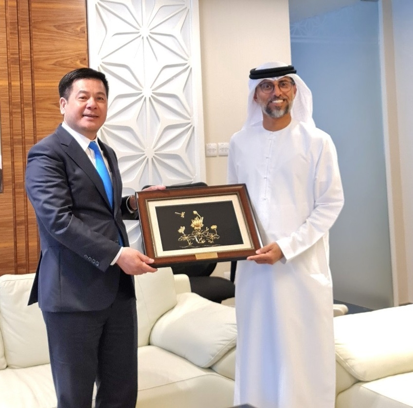 越南工贸部部长阮鸿延向阿联酋能源和基础设施部部长苏海勒·马兹鲁伊送纪念礼物。