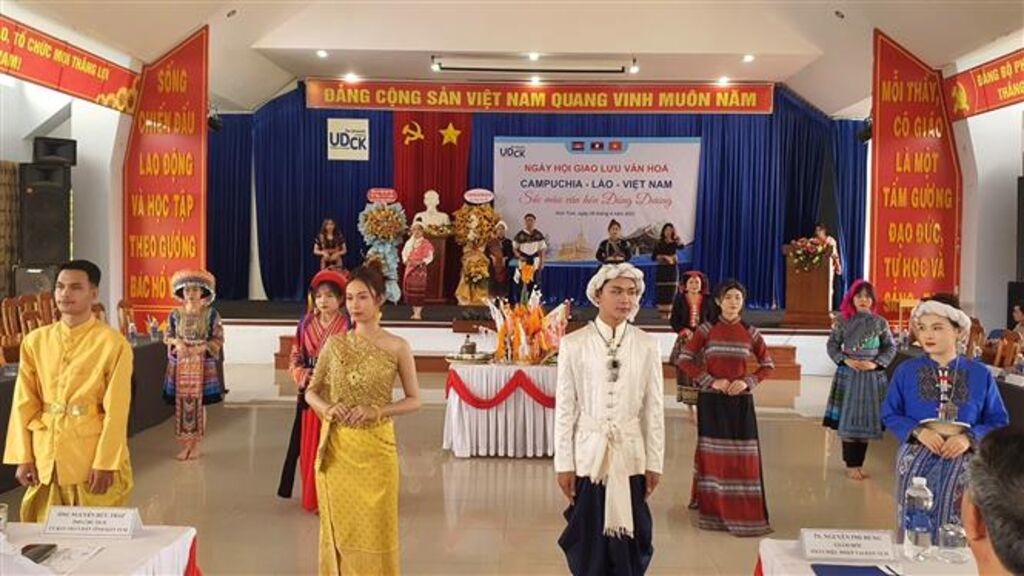 来自越南-老挝-柬埔寨三个国家的学生在以“印度支那文化的色彩”为主题的文化交流节上表演传统服饰。