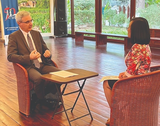  法国驻越南大使尼古拉斯·华纳里接受《Le Courrier du Vietnam》记者的采访。