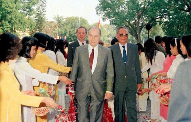 1993年，越南国家主席黎德英（右）欢迎法国总统弗朗索瓦·密特朗（François Mitterrand）正式访问越南。