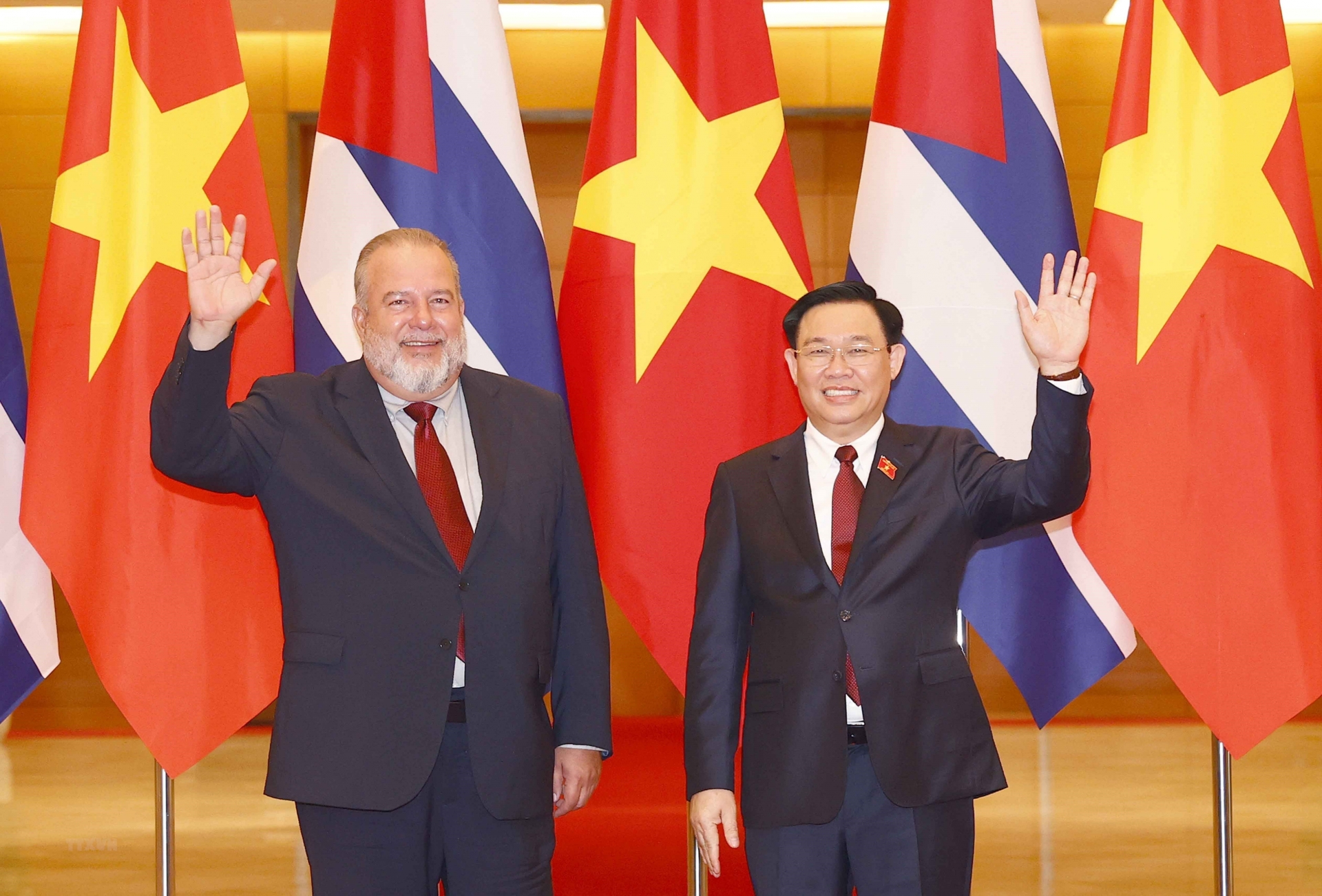 资料图：越南国会主席王廷惠(右）会见古巴总理曼努埃尔·马雷罗。