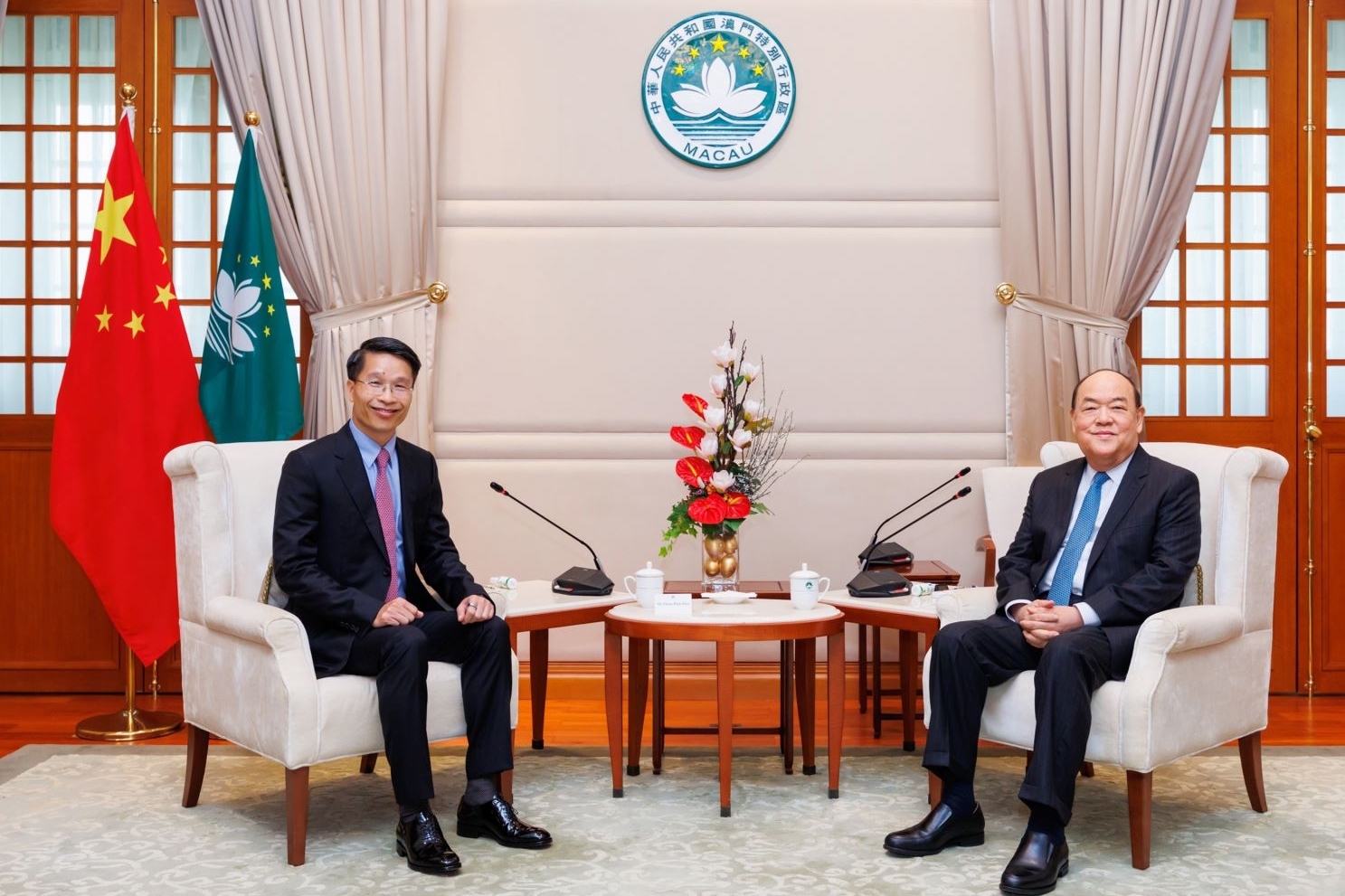 越南驻中国香港和澳门总领事范平潭会见澳门特区行政长官贺一诚。