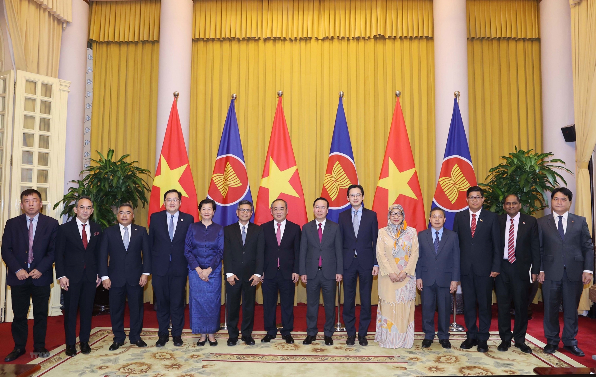 越南国家主席武文赏和东盟各国驻越南大使。