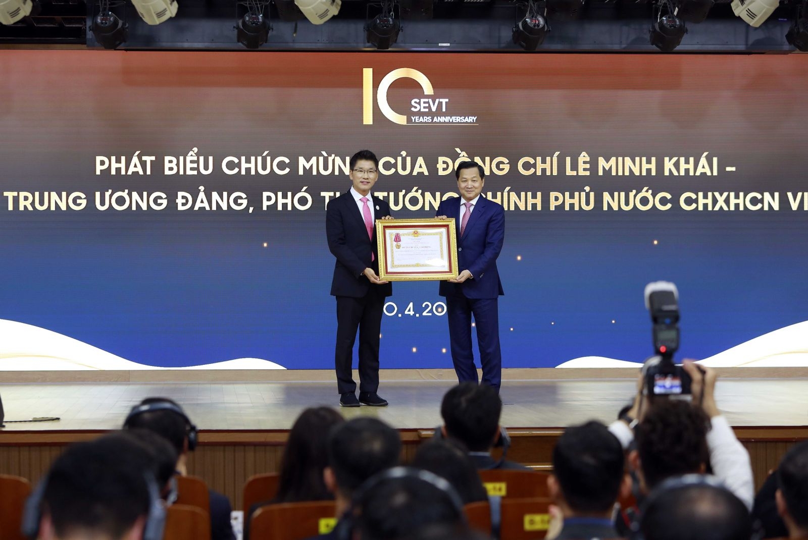 黎明慨副总理代表越南党、国家领导向越南太原三星电子公司授予三级劳动勋章。