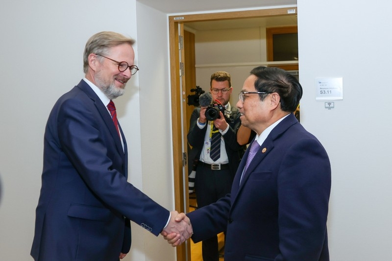 越南政府总理范明正在东盟-欧盟峰会期间会见捷克总理彼得·菲亚拉。