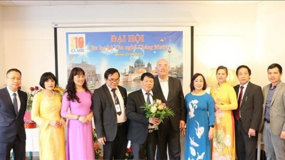 越南驻德国大使馆领导与十月文艺俱乐部新一届领导合影。