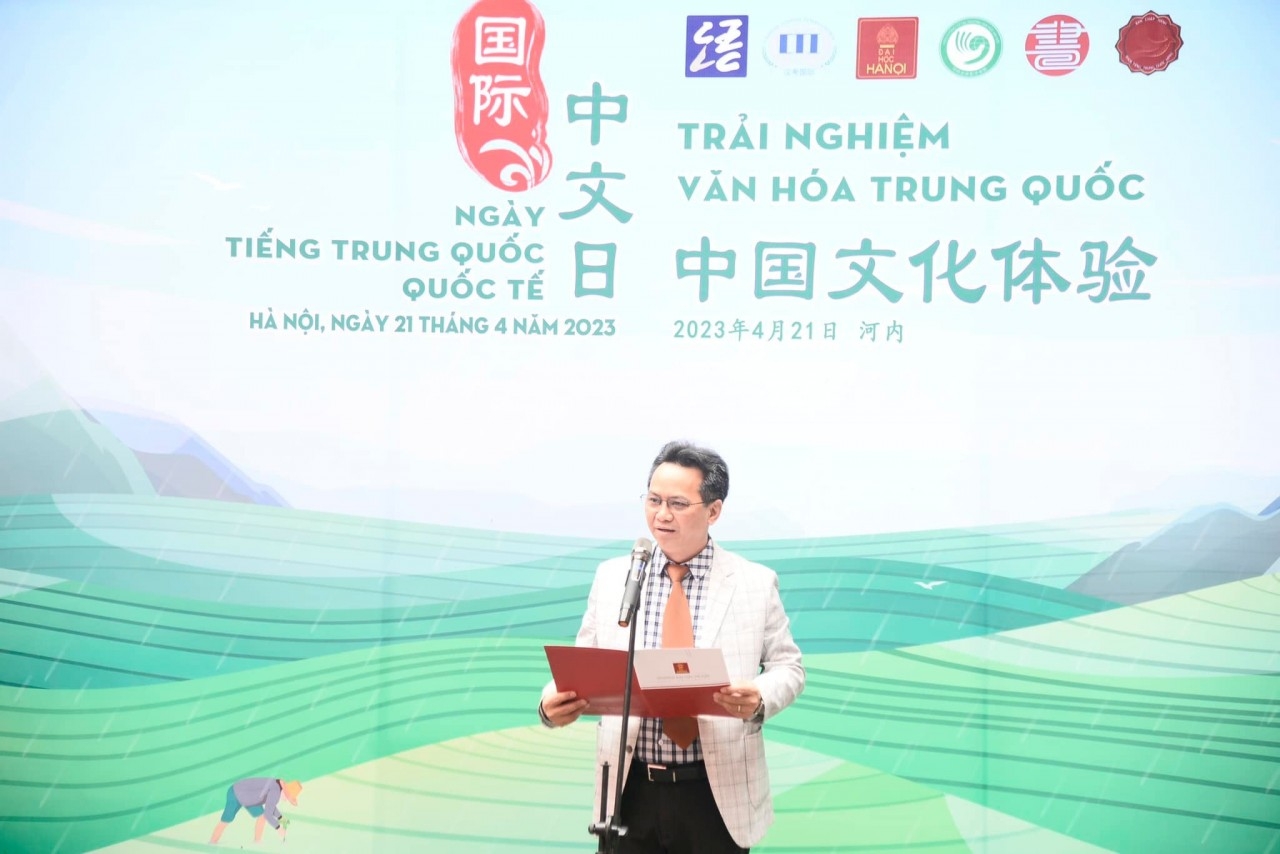 河内大学副校长阮进勇发表讲话。
