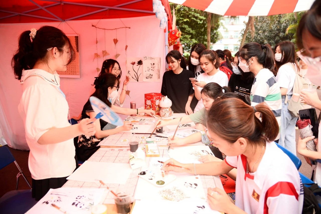 参加中国文化体验活动的老师、学生和热爱中国语言和文化的人，能体验到精彩活动。