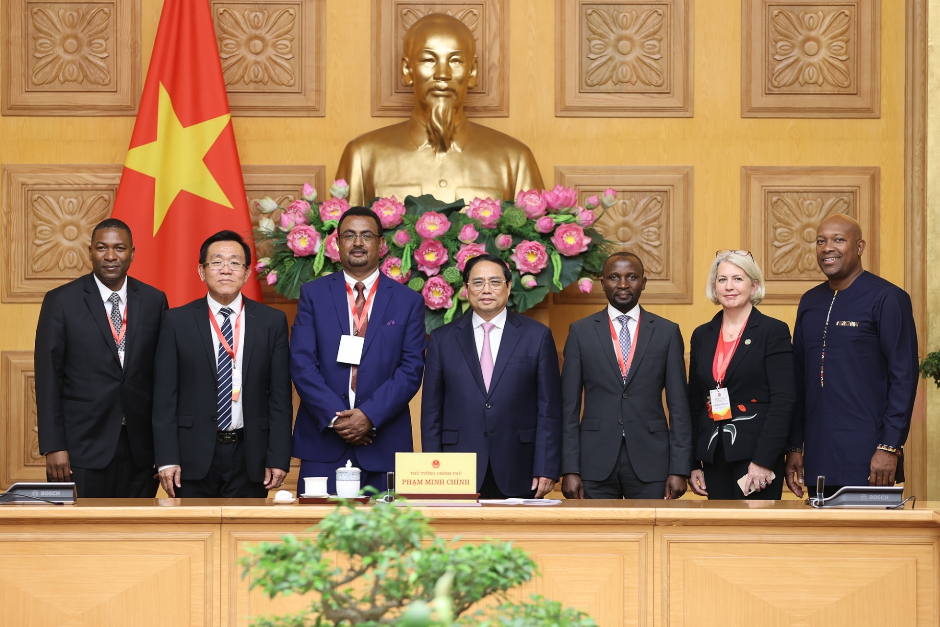 越南政府总理范明政（右四）同各国农业部领导合影。