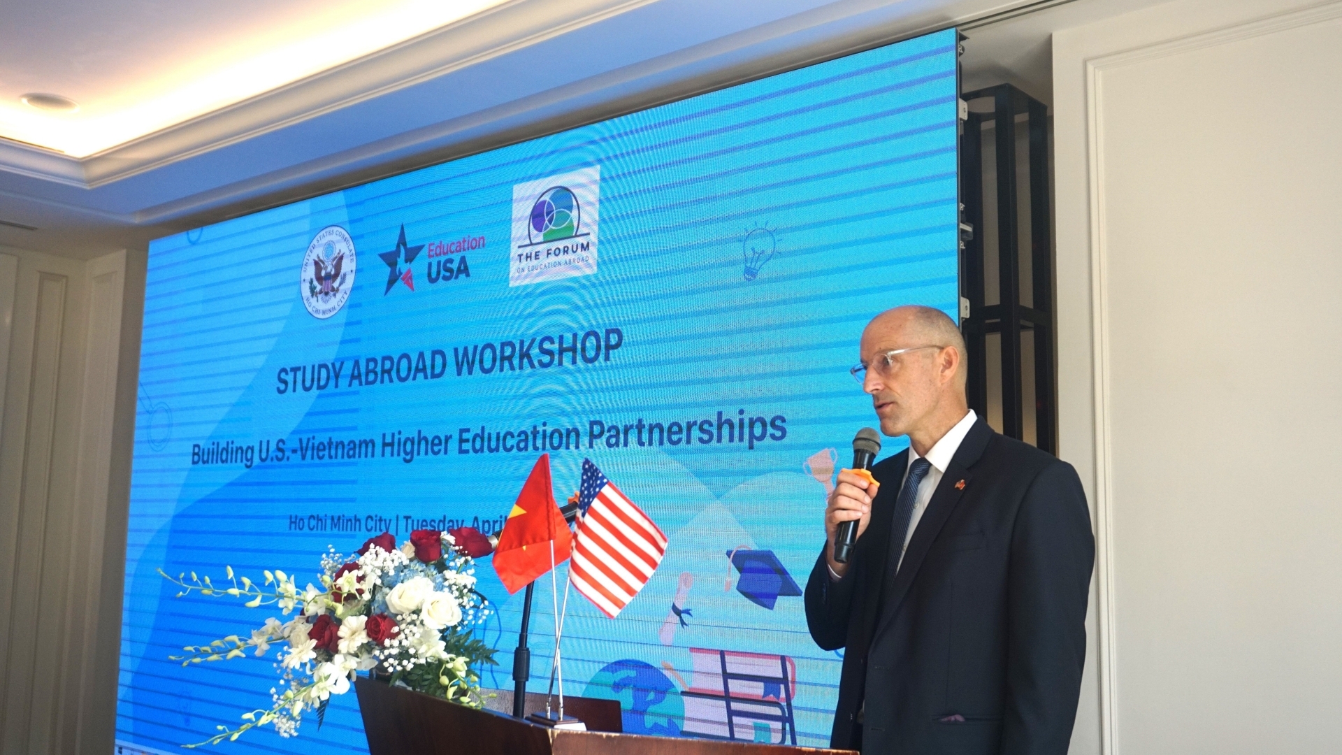 越南各所学校美国高等教育机构建立教育伙伴关系