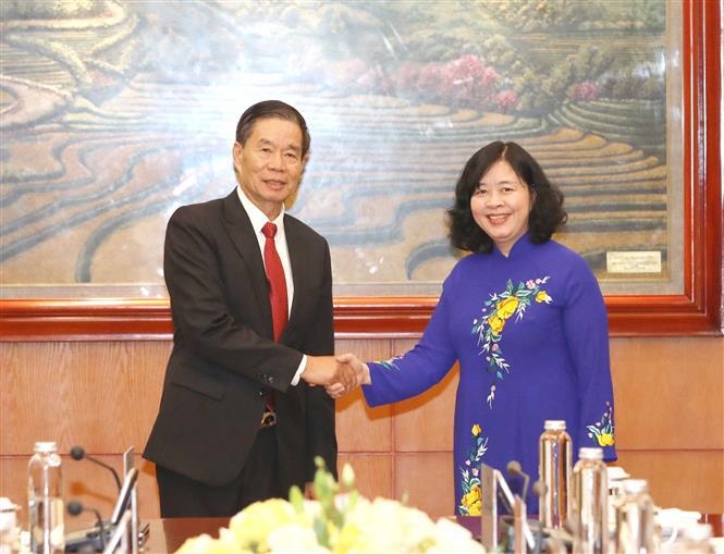 越共中央书记处书记、中央民运部部长裴氏明怀与老挝人民革命党中央政治局委员、老挝建国阵线中央委员会主席辛拉冯·库派吞亲切握手。