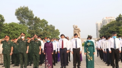 越南实现国家统一48周年：越南领导人为各位英雄烈士上香和献花，缅怀各位革命先烈的伟大功劳