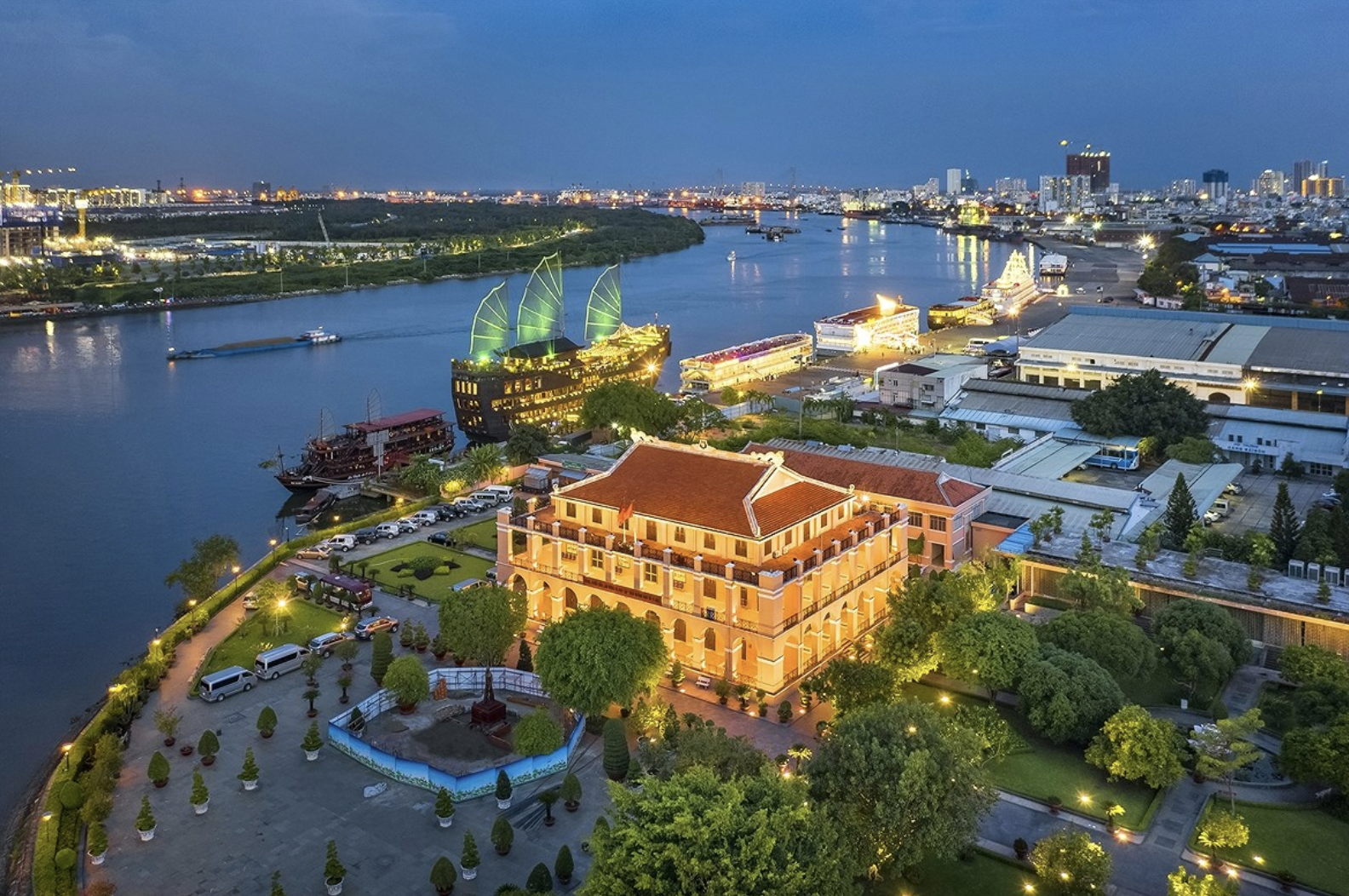 龙屋港是南部大商港，于1864年在西贡河边动工兴建。这是胡志明主席出国寻找救国之路的地方。今日，龙屋港吸引众多游客前来参观。