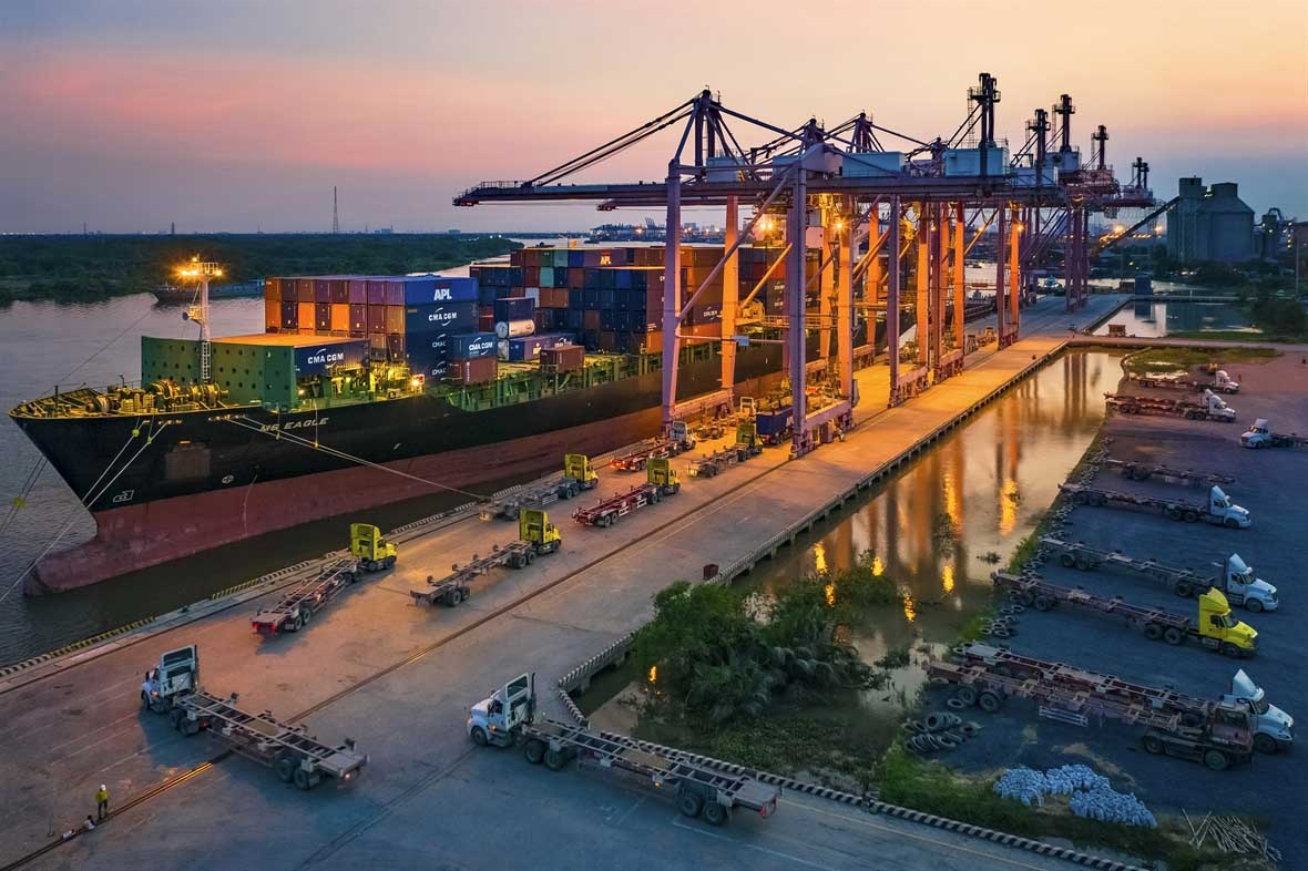位于同奈河上的西贡新港总公司下属吉莱港是胡志明市港口系统的主要港口之一。 吉莱现是越南最大、最现代化的国际集装箱港口，进出口集装箱市场占全国的50%和南部地区的90%以上，被列入世界前二十五集装箱港口名单。