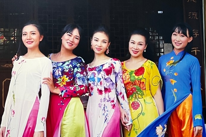 在中国的京族人每天用越南语交谈，吃鱼露，唱北宁官贺民歌。