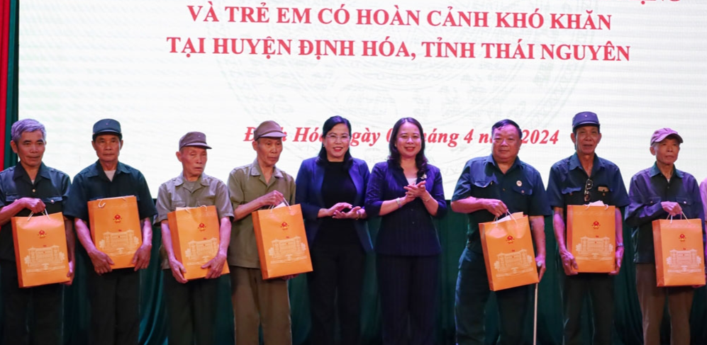 越南国家代主席武氏映春向革命有功者赠送礼物。