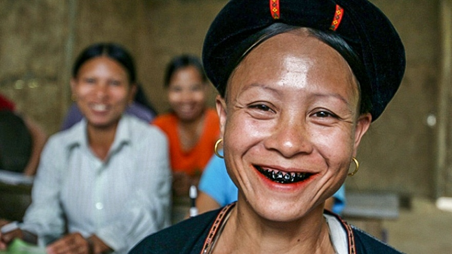 对于西北地区的老族妇女来说，染黑牙齿不只是为了美，重要的是其可为自己招来好运。