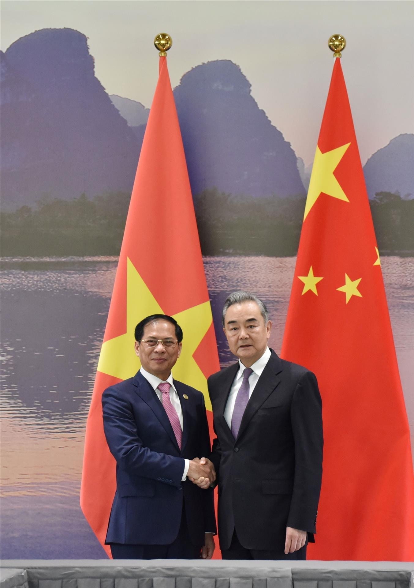 越南外交部长裴青山与中国外交部长王毅举行会谈。