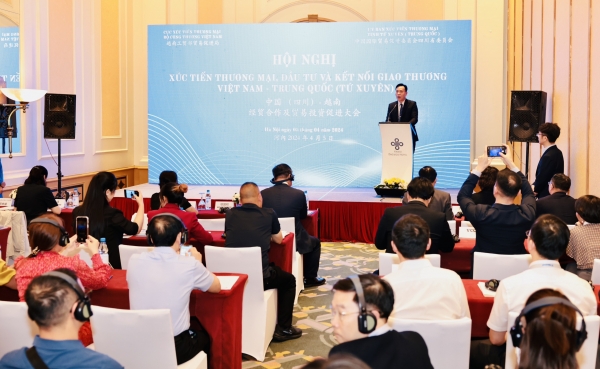 越南与中国(四川)经贸合作及贸易投资促进大会在河内举行。