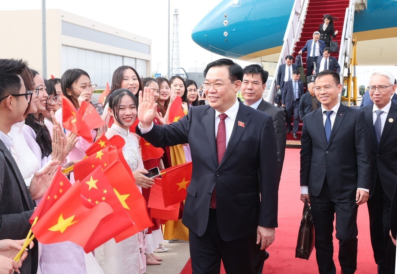 北京时间7日14时50分，由越南国会主席王廷惠为首的越南社会主义共和国高级代表团抵达北京，开始访华之行。
