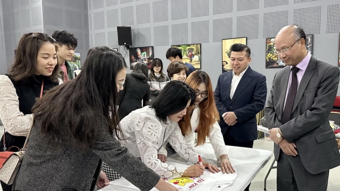 在法越南青年学生举办爱心义卖活动支援祖国海岛