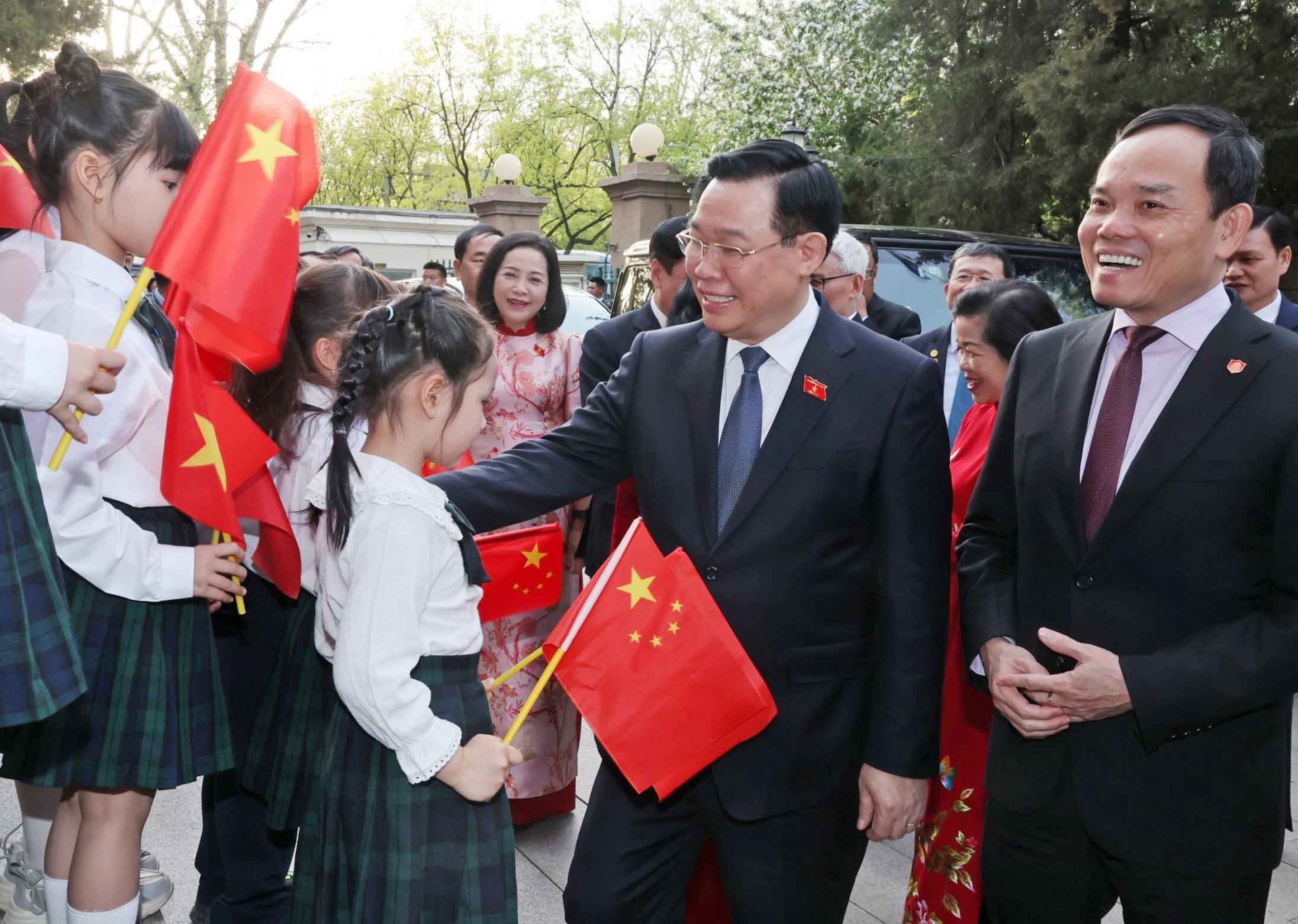 王廷惠造访越南驻中国大使馆。