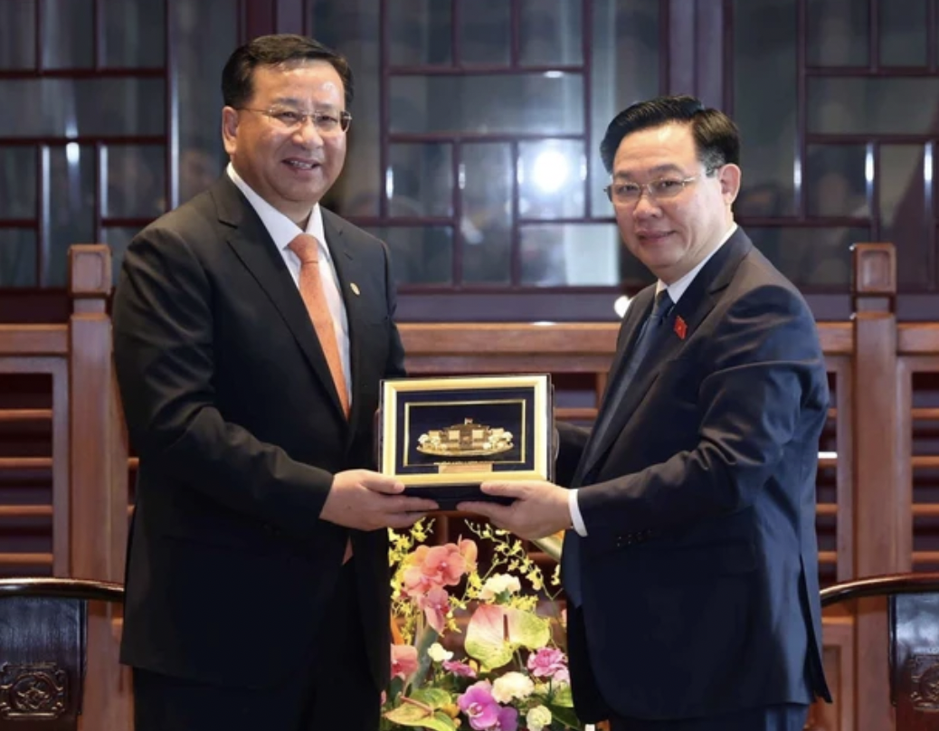 越南国会主席王廷惠会见中国铁道建筑集团有限公司董事长戴和根。