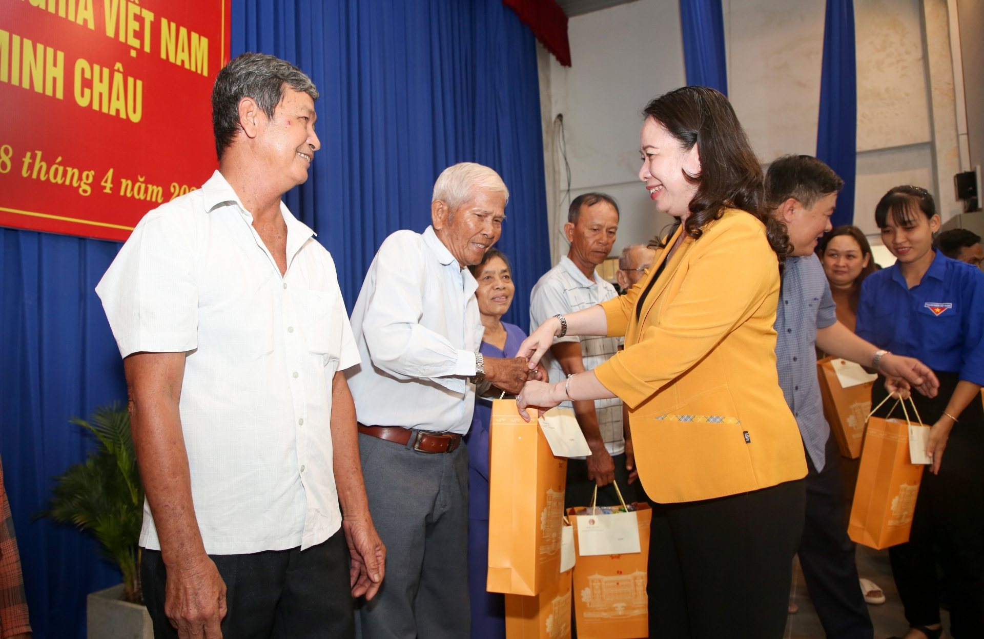 越南国家代主席武氏映春和工作代表团向西宁省杨明珠县优抚家庭、贫困户赠送70份慰问品。