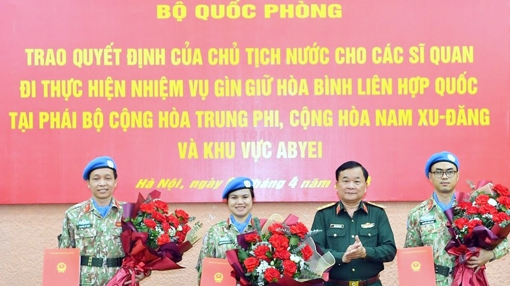 越南国防部向执行维和任务的3名军官颁发决定书