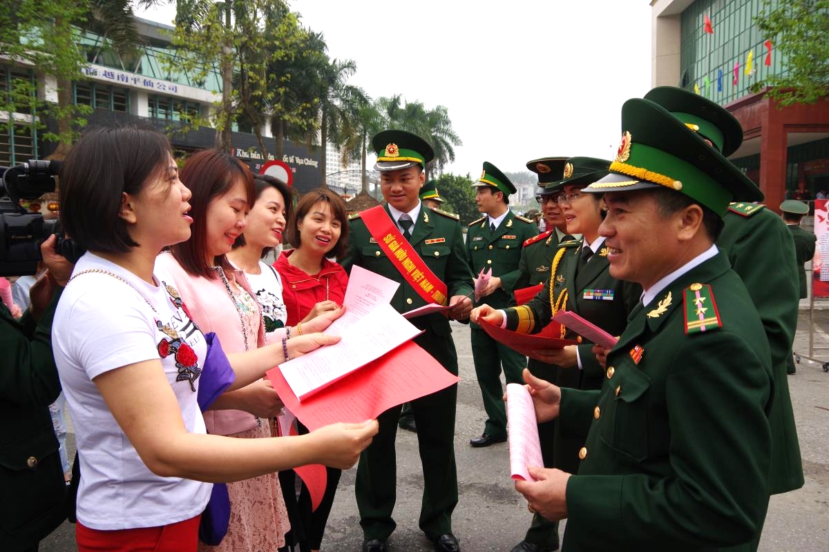 老街国际关口边防站官兵配合中国边防部队，向边境两侧群众发放法制宣传单张。