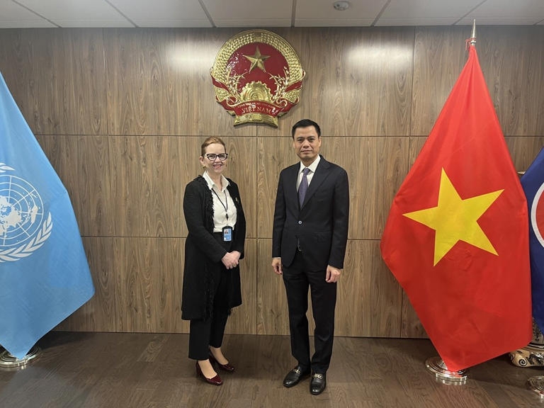 越南常驻联合国代表团团长邓黄江大使会见联合国近东巴勒斯坦难民救济和工程处常驻纽约办公室主任格蕾塔·古纳尔斯多蒂尔女士。