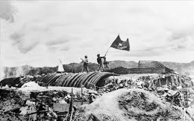 1954年5月7日，越南人民军的“决战决胜”旗帜在法军指挥洞上飞扬。