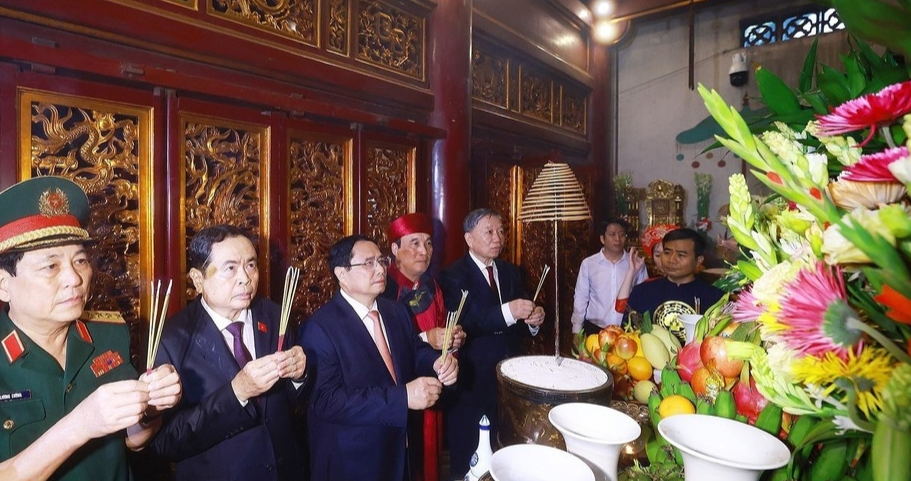 范明政率党、国家、各部委、中央机关、各省市和富寿省领导代表团以及人民群众出席上香仪式。