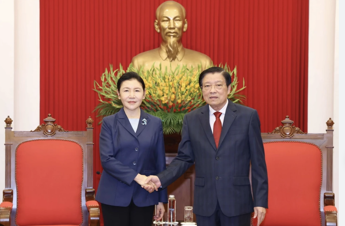 越共中央内政部部长潘廷镯会见中国司法部长贺荣。