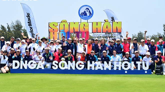 岘港高尔夫球比赛吸引国内外近300名高尔夫球手参赛。