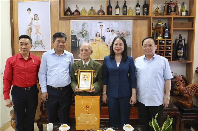 越南国家代主席武氏映春走访慰问奠边战士。