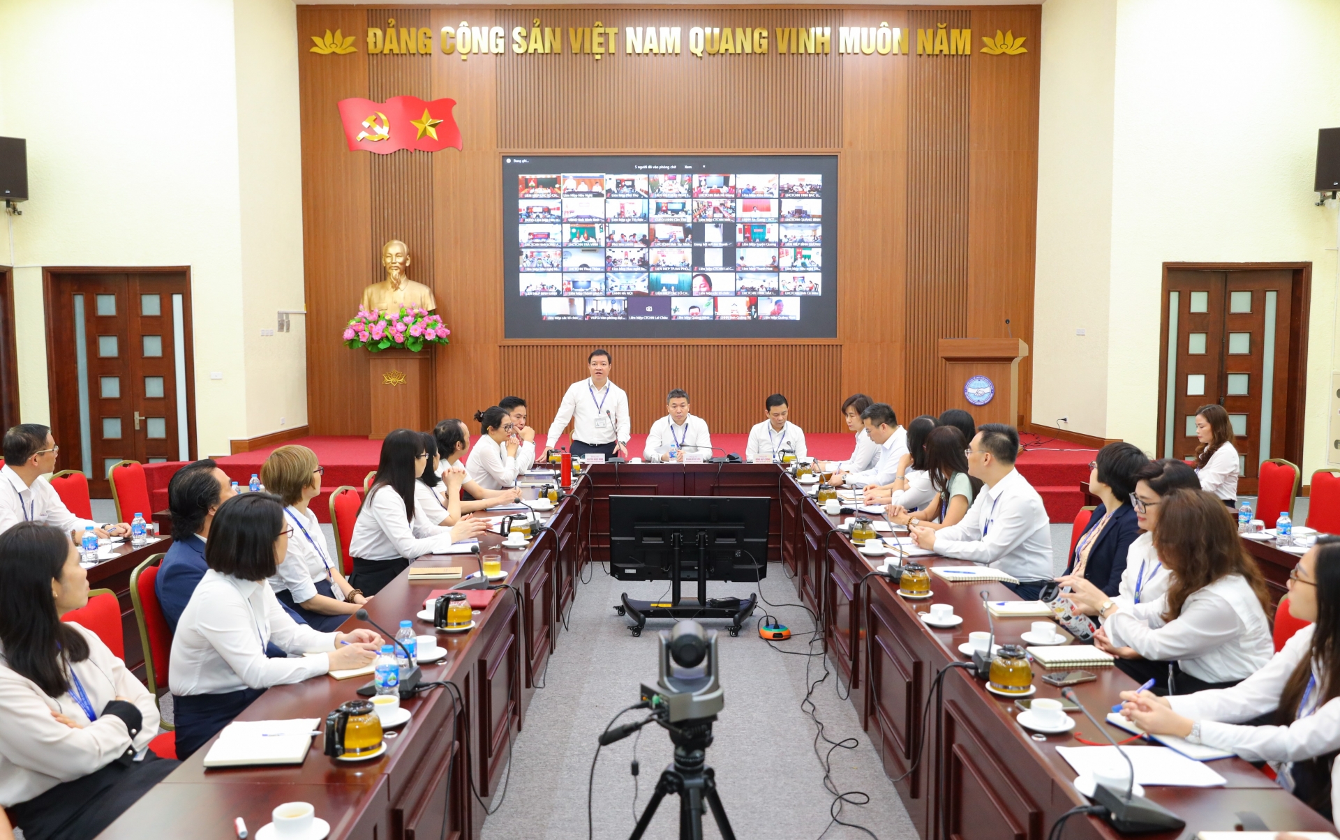 越南友好组织联合会领导在河内主持会议并设 52个地方分会场。