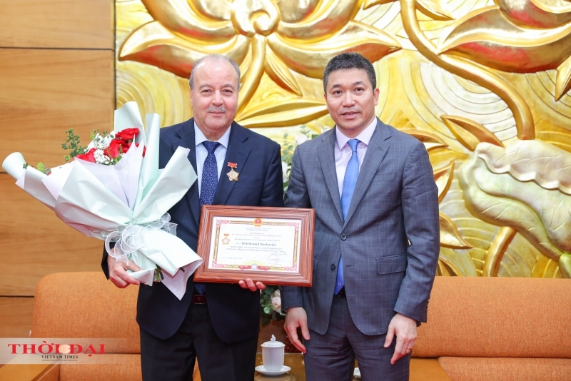 向阿尔及利亚驻越南大使颁发友谊纪念章