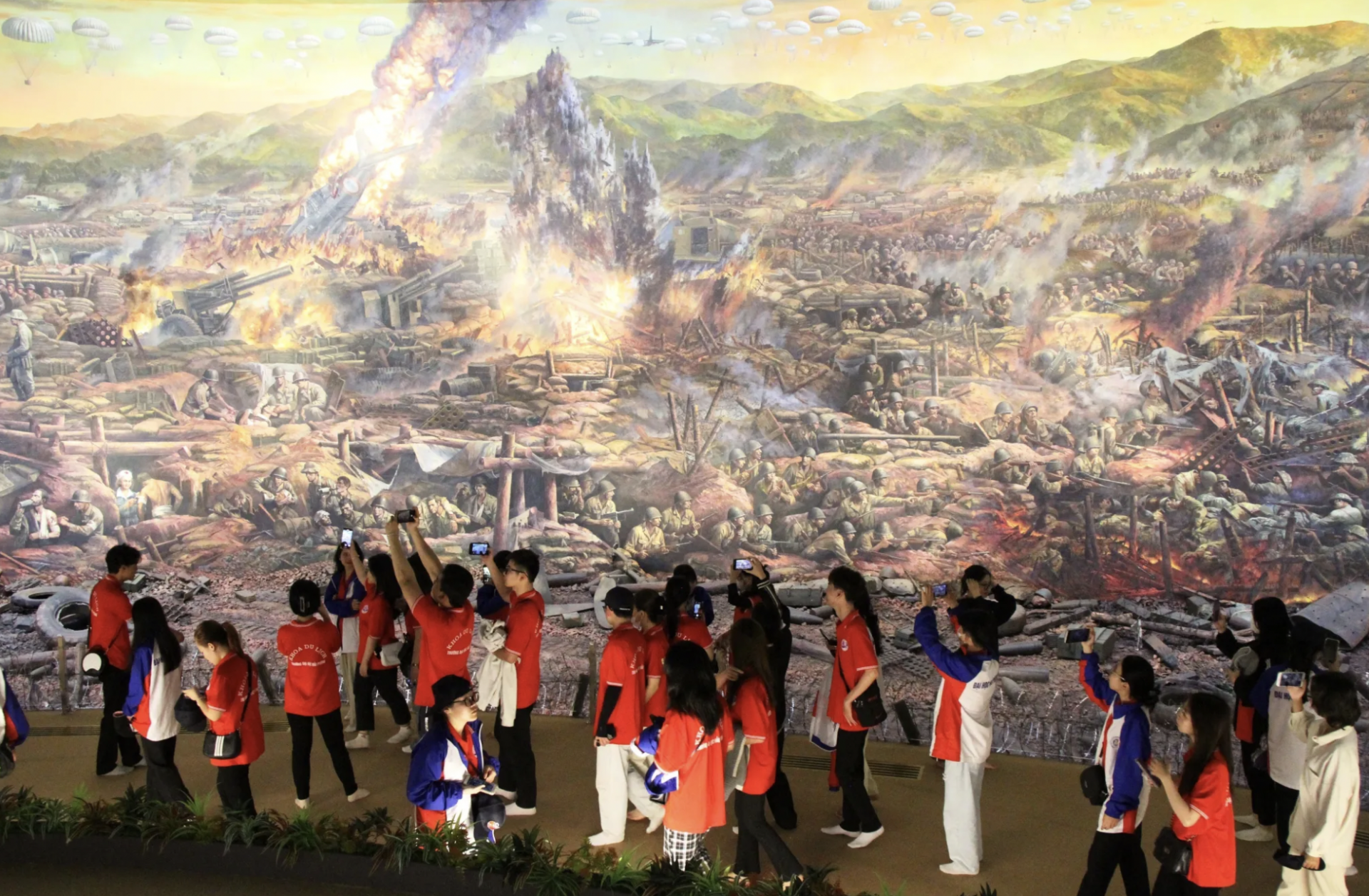参观者欣赏奠边府战役全景画。
