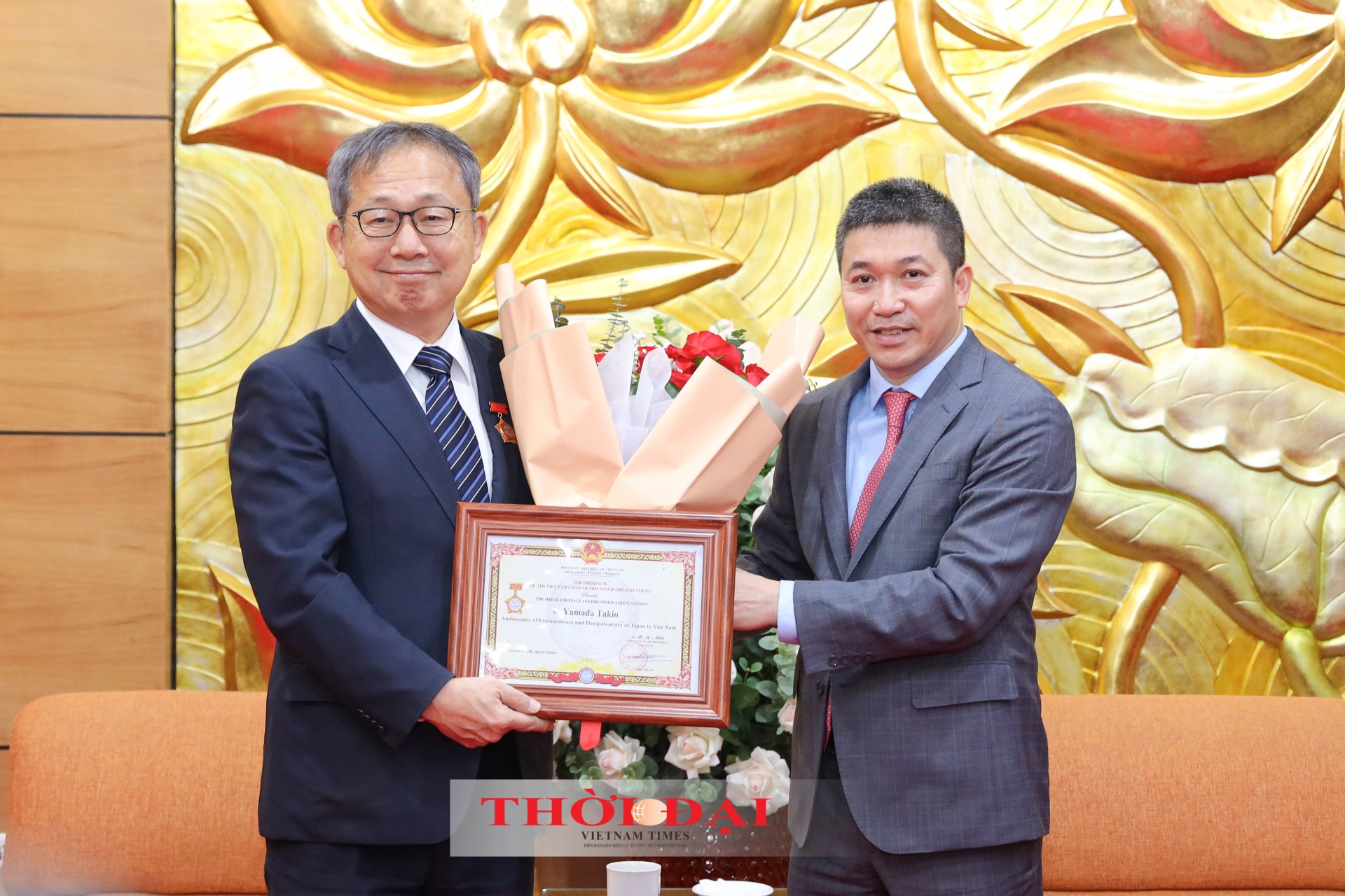 越南友好组织联合会主席潘英山向日本驻越大使山田贵雄（Yamada Takio）授予“致力于各民族和平友谊”纪念章。