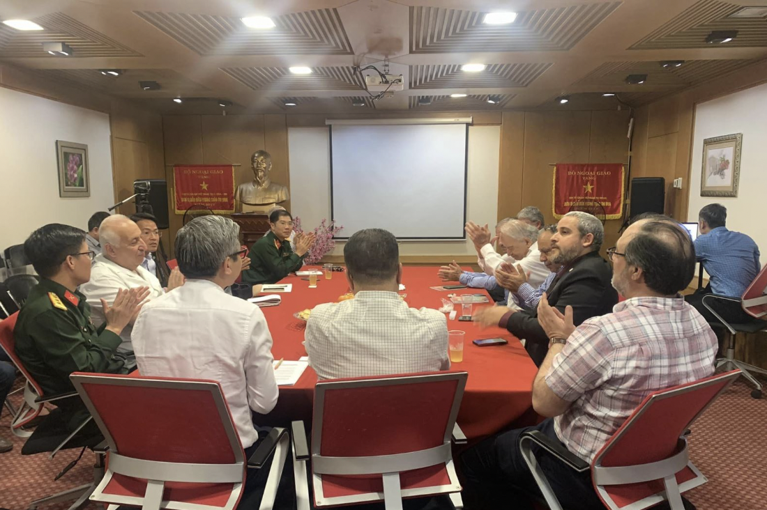 4月23日，越南驻以色列大使馆举行奠边府大捷70周年座谈会，吸引阿拉伯外交事务委员会、当地学者、知识分子和越南驻以色列代表机构等代表与会。