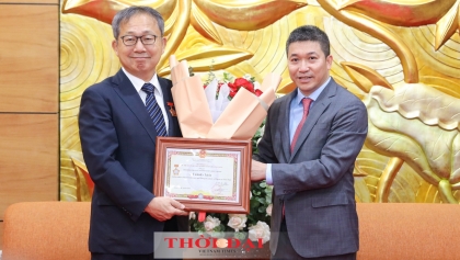 向日本驻越南大使颁发“致力于各民族和平与友谊”纪念章