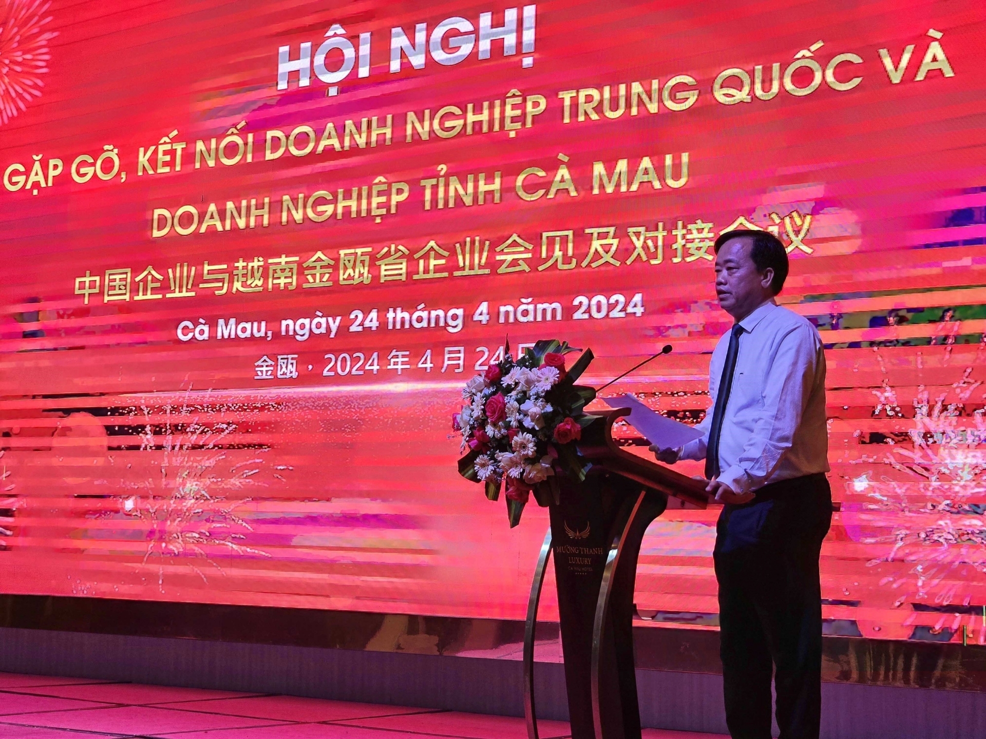 金瓯省委副书记、人民委员会主席黄国越在会上发表讲话。