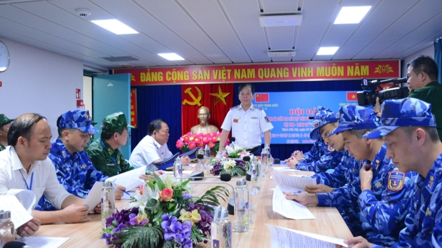 海警一区司令员陈文诗少将向越南海警参加联合巡逻力量下达任务。