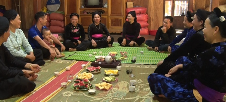高平省保林县岱依族同胞传承传统歌谣。