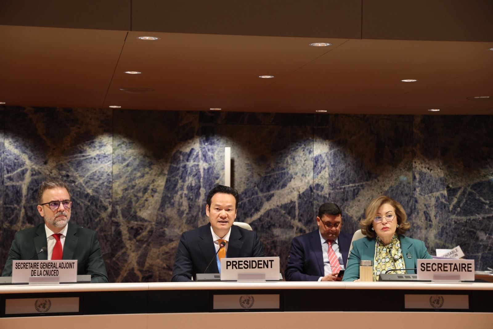 越南常驻联合国、世界贸易组织及瑞士日内瓦其他国际组织代表团团长梅潘勇大使当选为会议主席。