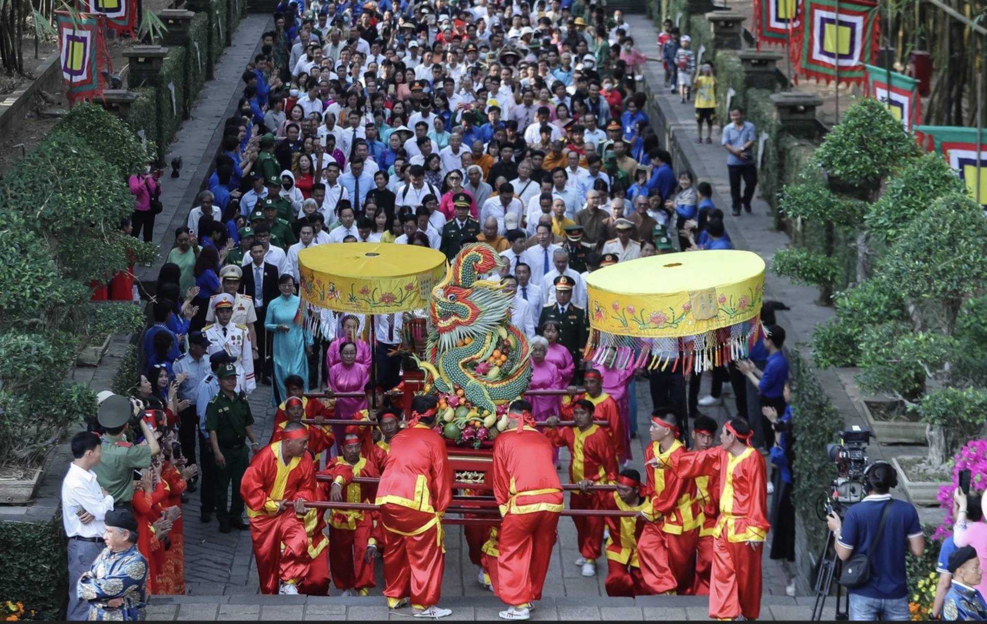 2025年雄王祭祖日：许多地方向雄王先祖上香
