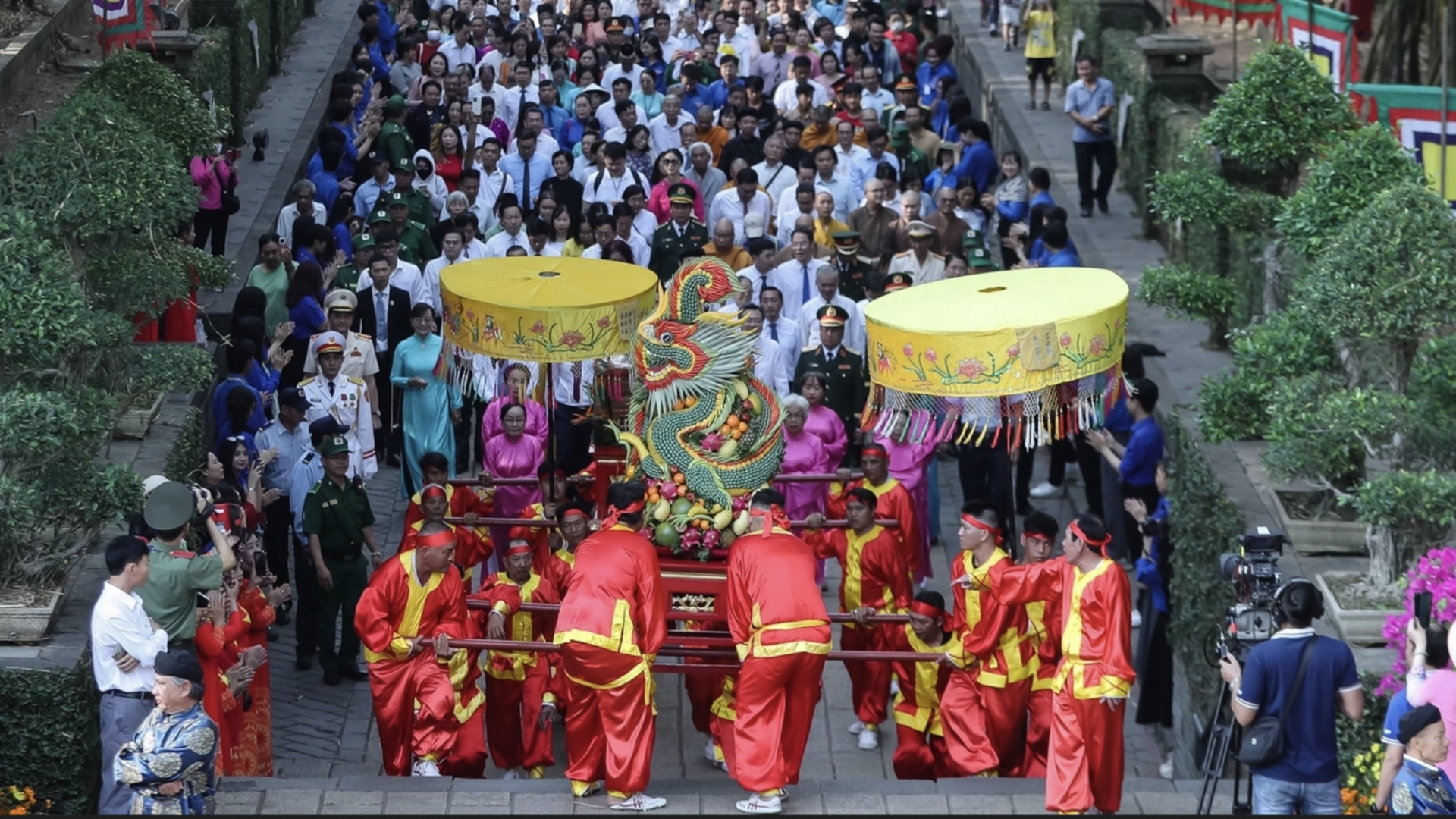 2025年雄王祭祖日：许多地方向雄王先祖上香