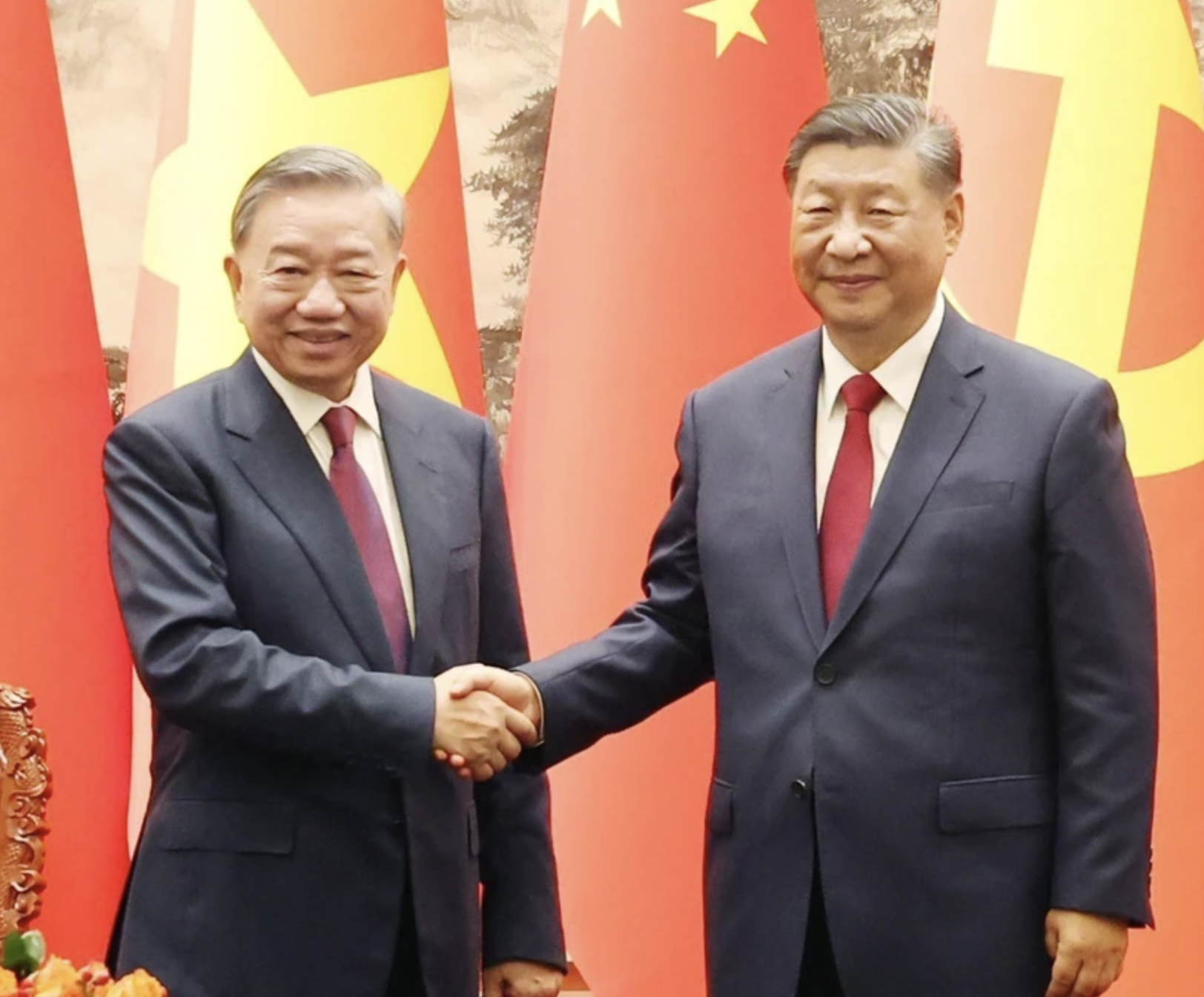 2024年8月19日，越共中央总书记、国家主席苏林与中共中央总书记、国家主席习近平亲切握手。