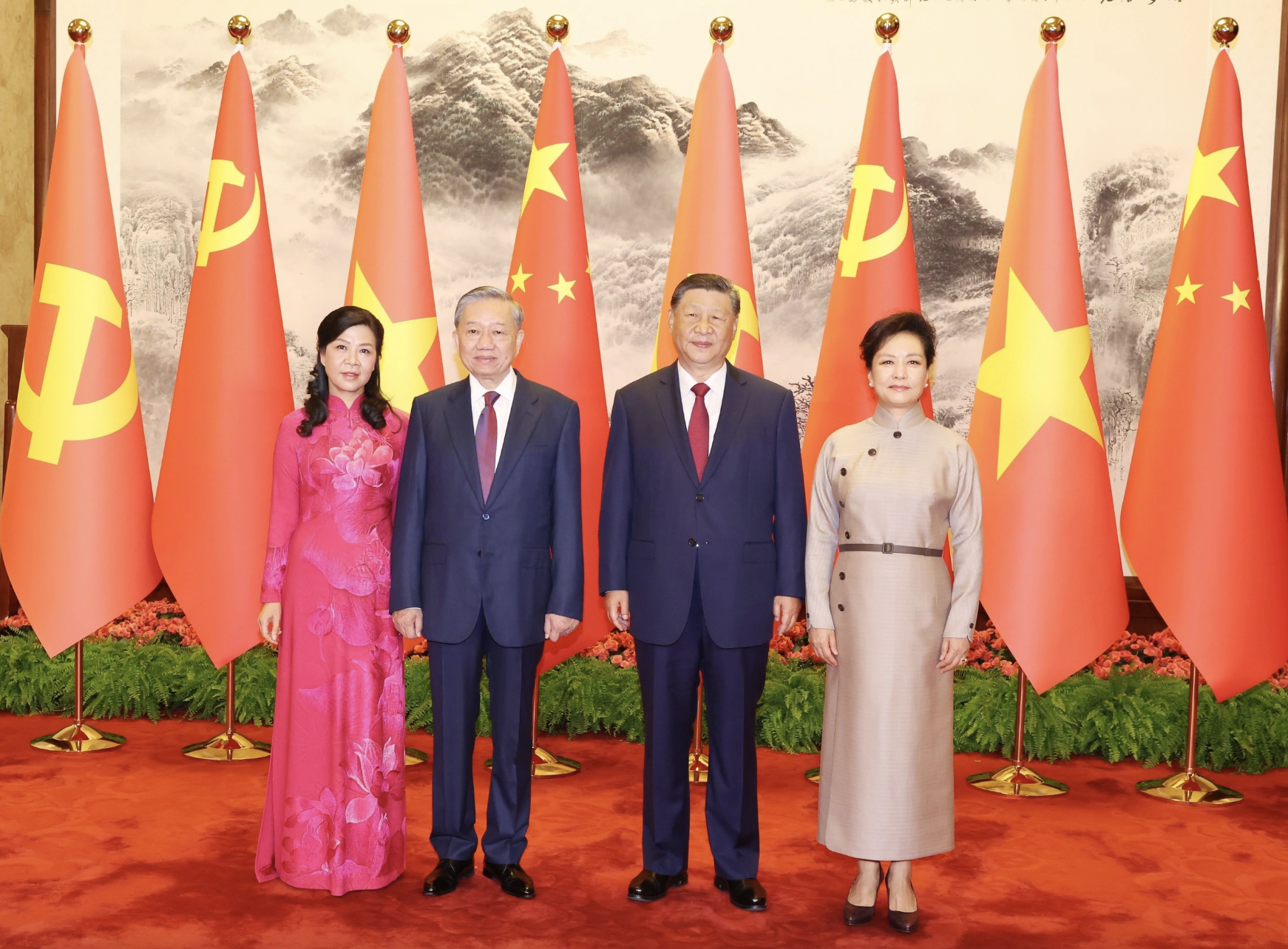 值此苏林总书记、国家主席偕夫人对中国进行国事访问之际，中共中央总书记、中国国家主席习近平和夫人同越共中央总书记、国家主席苏林和夫人于2024年8月19日合影留念。
